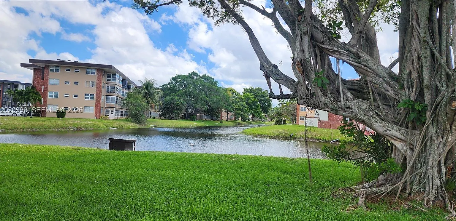 Lauderdale Oaks Condo I — Photo 3