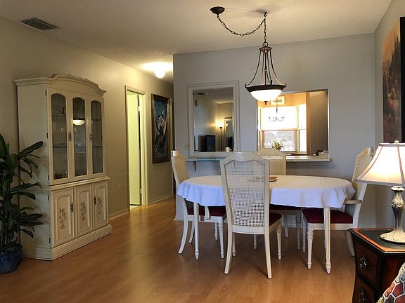 4th image of 422 Grove Isle Cir