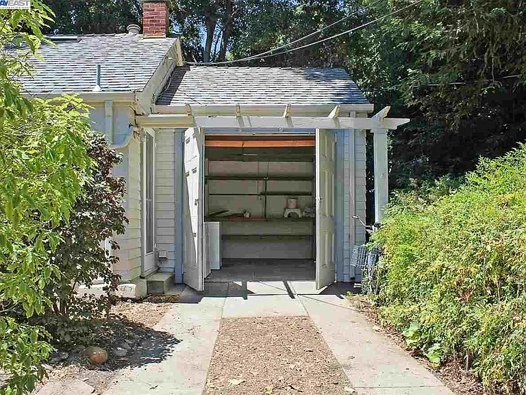 555 Hawthorne Ave — Photo 8