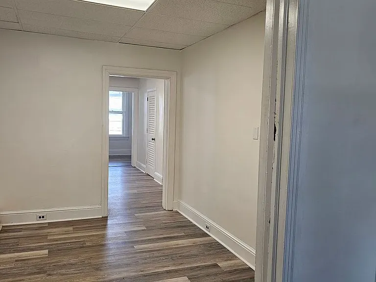 735 N George St — Photo 8