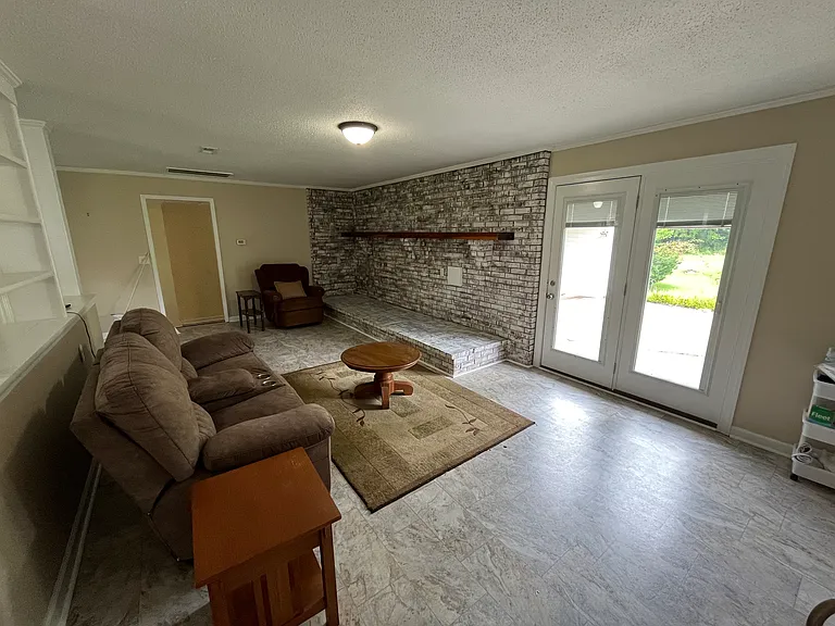 1004 Hazel Dr — Photo 2