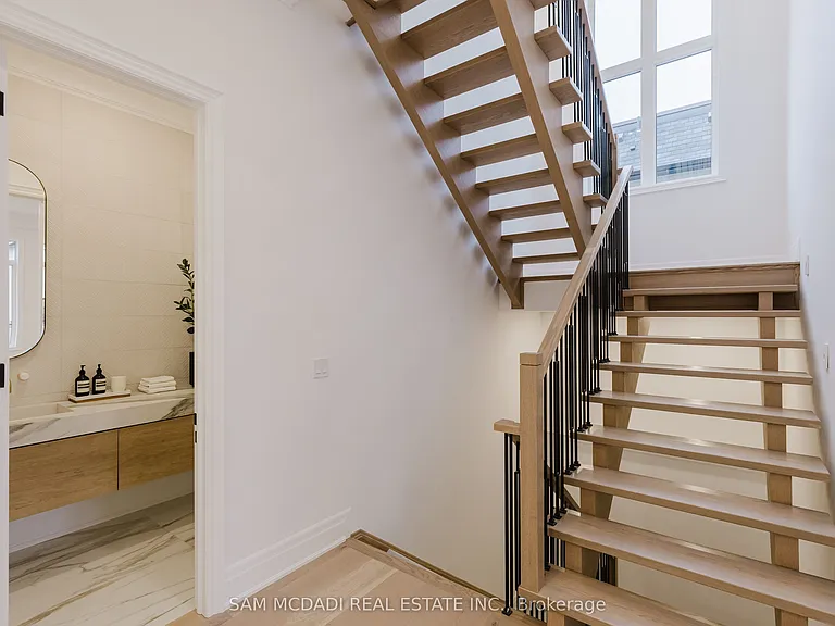 243 Prince George Cres — Photo 10