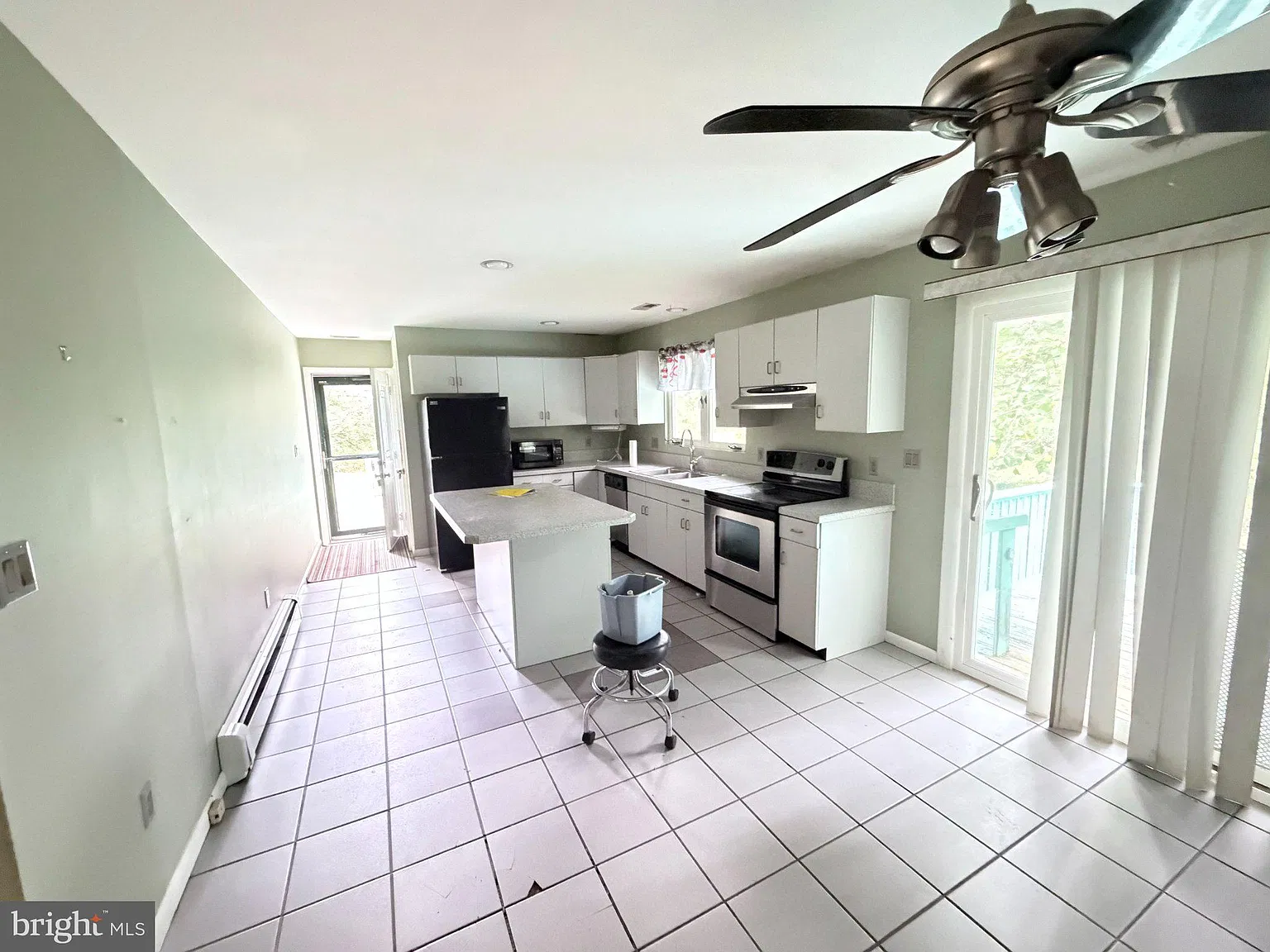 3 bed, 1.0 bath, 1204 sqft, $5,500 — Photo 4