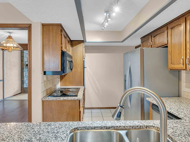 2321 W Louisville St — Photo 8