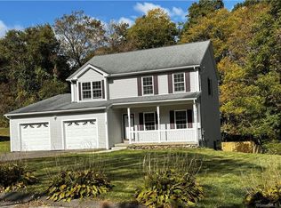 18 Quadrato Dr, Oakville, CT 06779