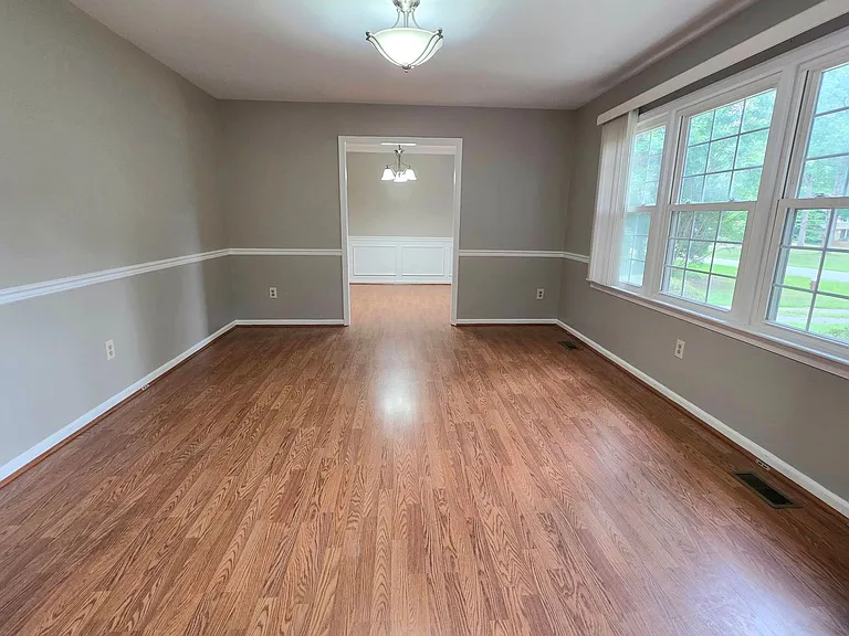 409 Rosewood Ln — Photo 3