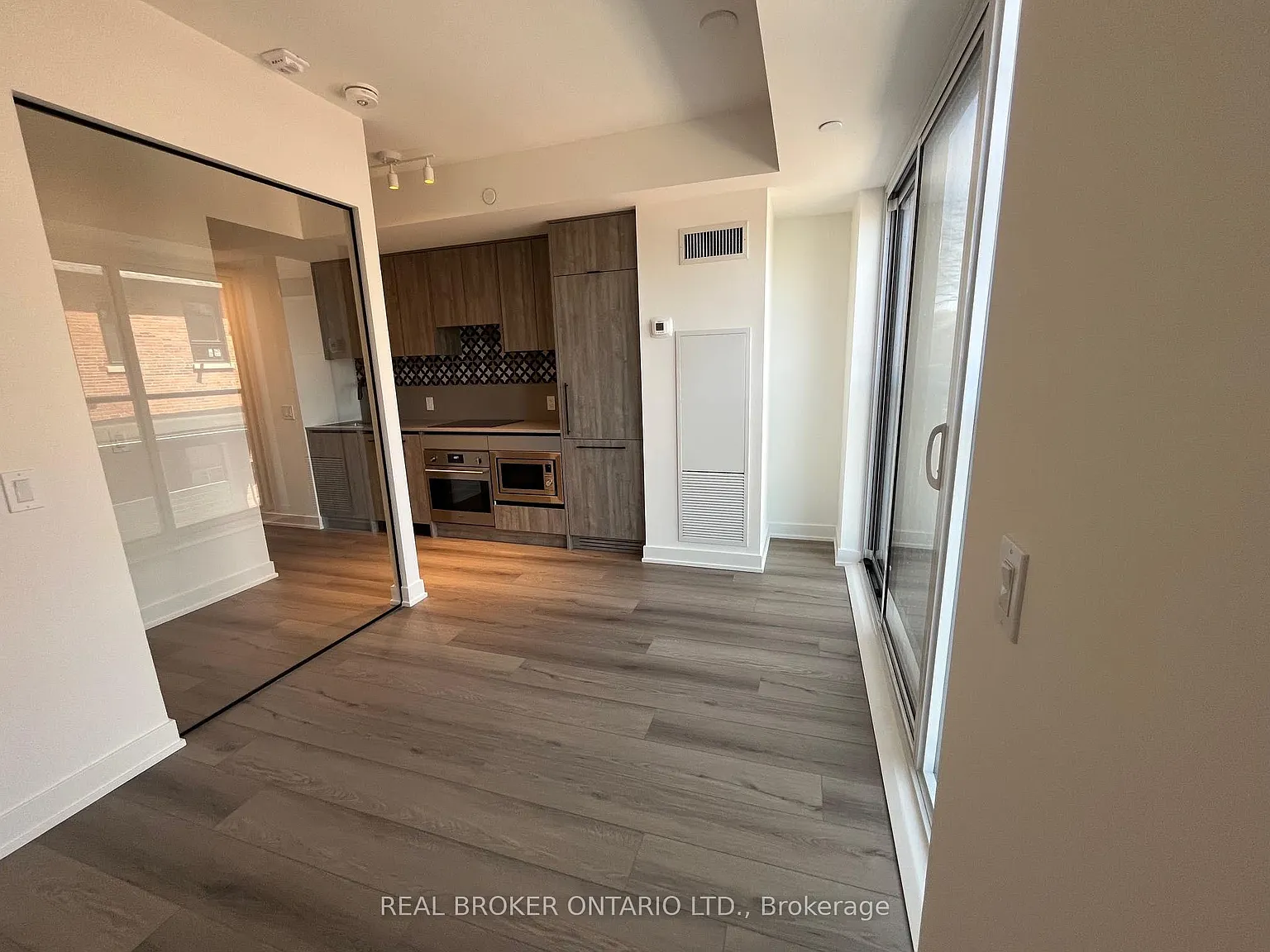 Studio, $2,200 — Photo 2