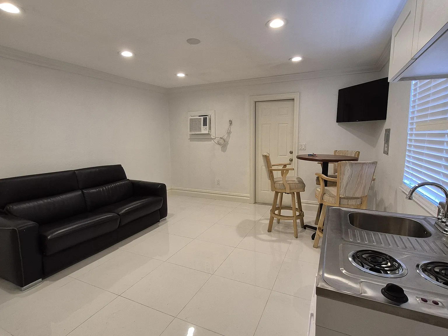 1 bed, 400 sqft, $1,350 — Photo 4