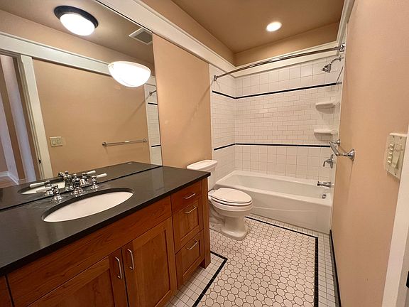 5th image of 400 N Main St #202