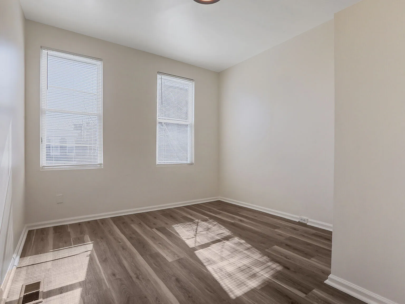 4 bed, 1350 sqft, $1,700 — Photo 3