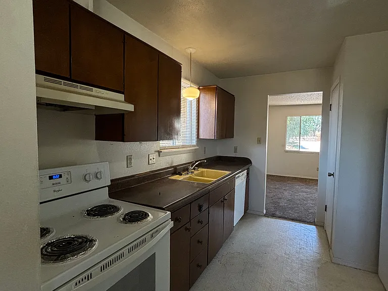 950 Glendale Dr — Photo 1