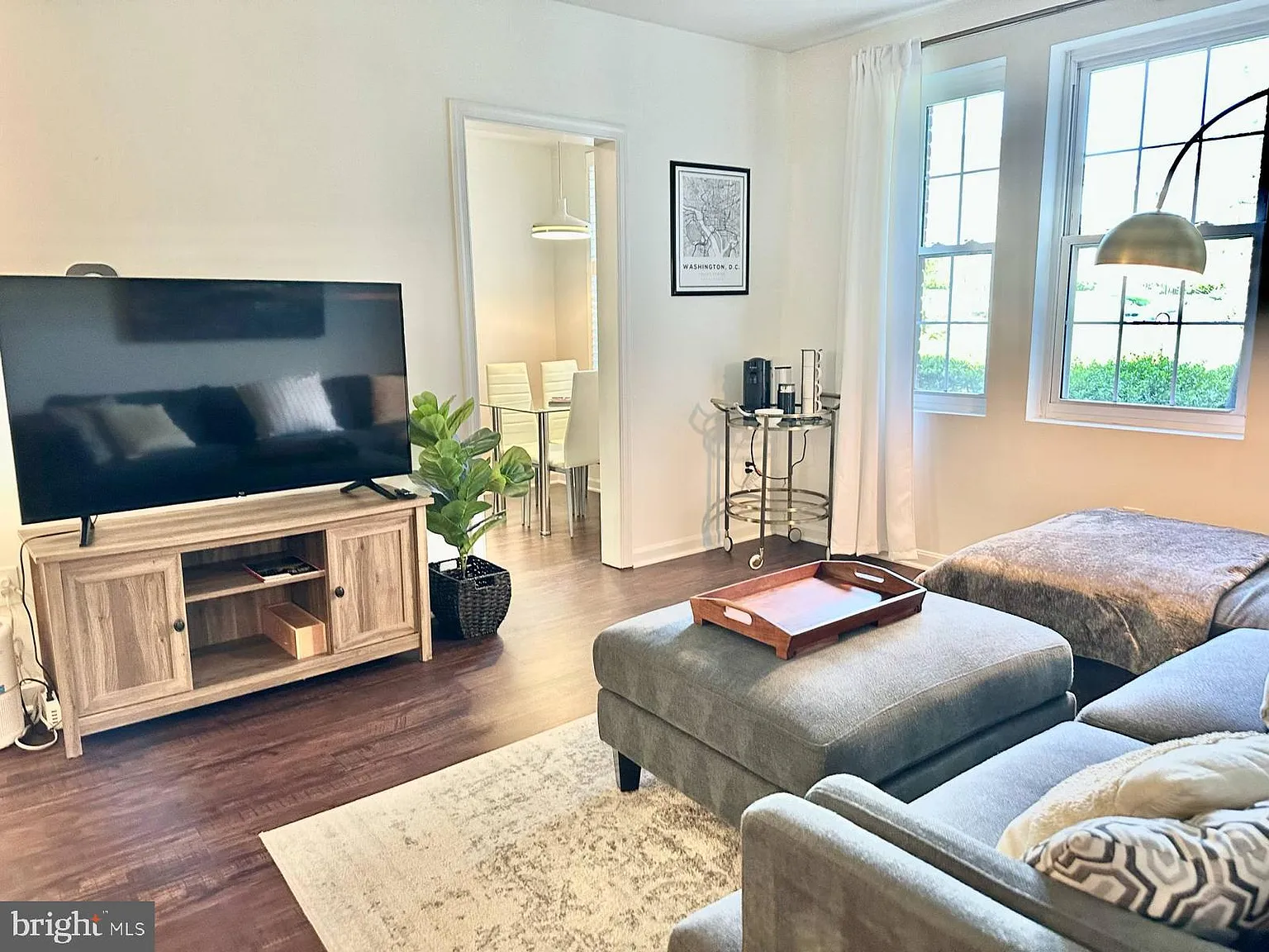 1 bed, 1.0 bath, 581 sqft, $2,100 — Photo 2