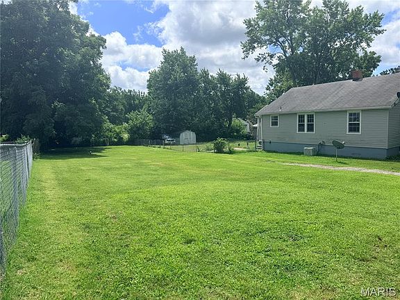 3rd image of 104 N Pershing St
