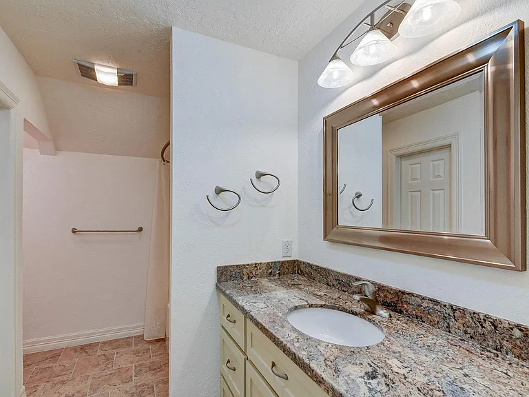10045 Valley Dr S — Photo 40