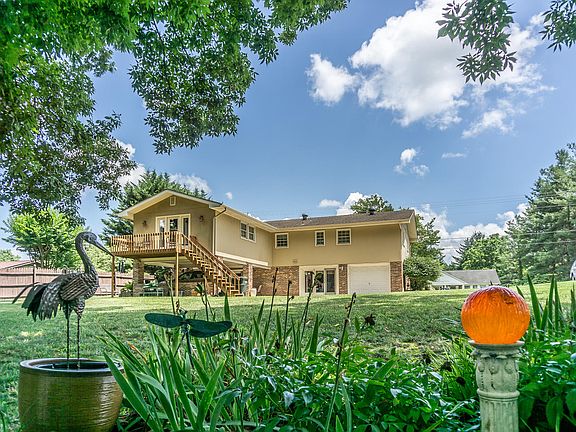 3rd image of 108 Stratford Dr
