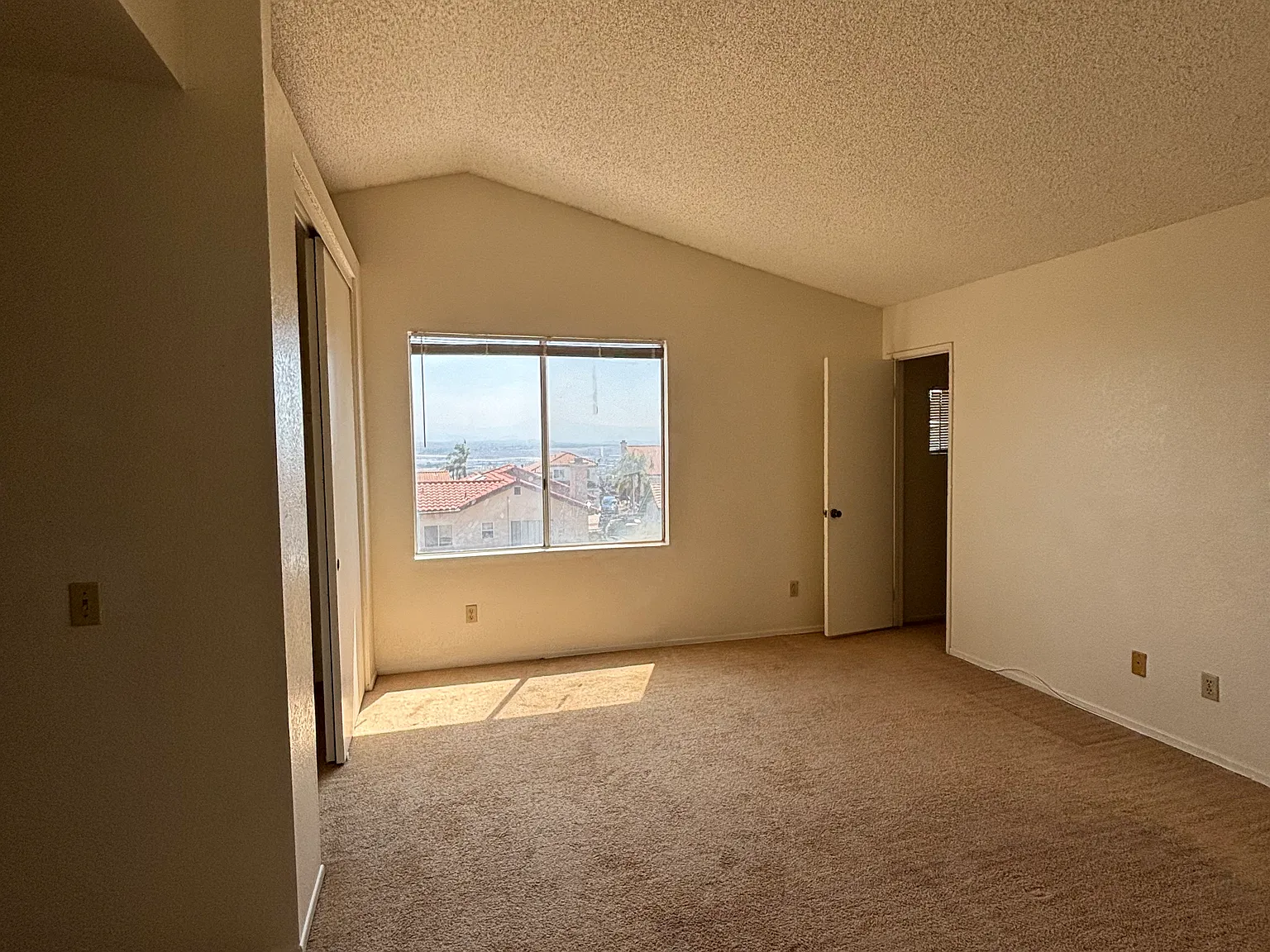 3 bed, 2.5 bath, 1639 sqft, $3,150 — Photo 2