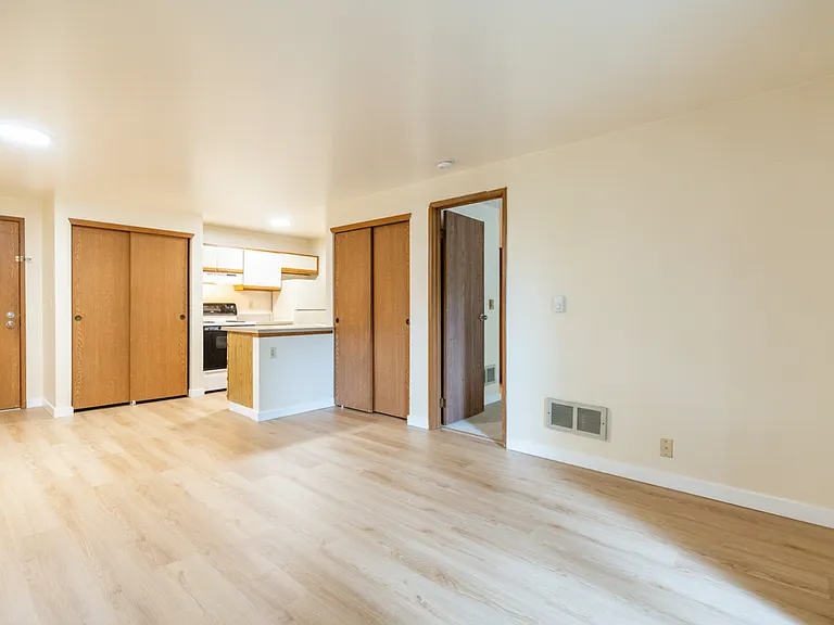 Park Royal Apartments — Photo 26