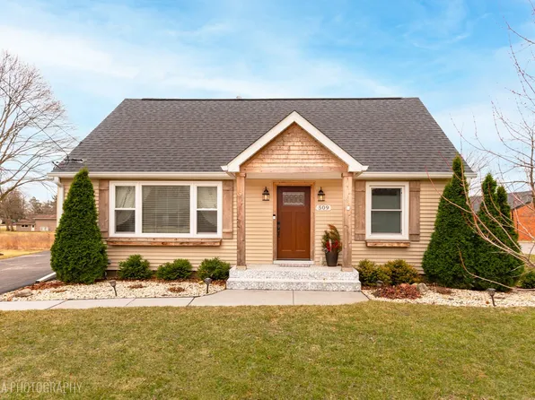 509 W Crystal Lake Ave, Crystal Lake, IL 60014