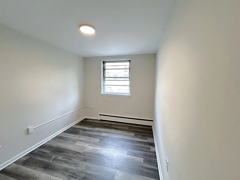 Karen Court Apartments — Photo 15