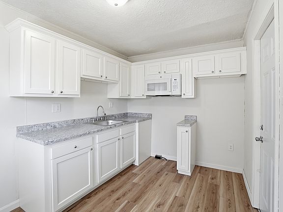 3rd image of 601 E 4th St