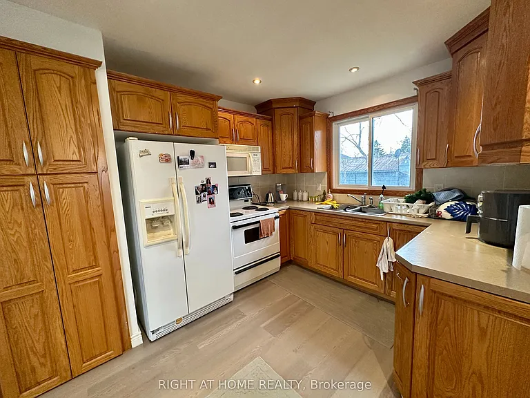 16 Rowanwood Ave — Photo 5