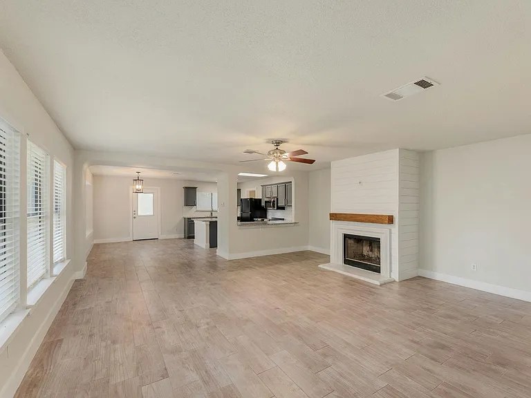 705 Catumet Dr — Photo 3