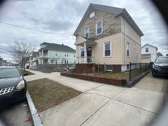 3rd image of 210 Clifford St