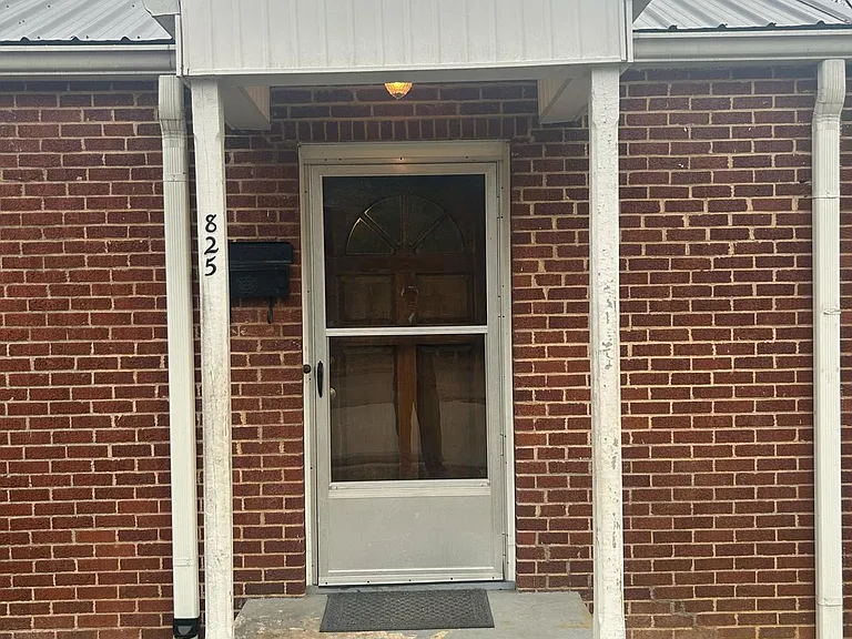 825 N Jackson St — Photo 3