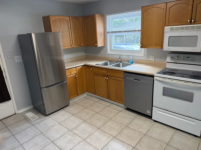886 Lancaster Ave — Photo 6