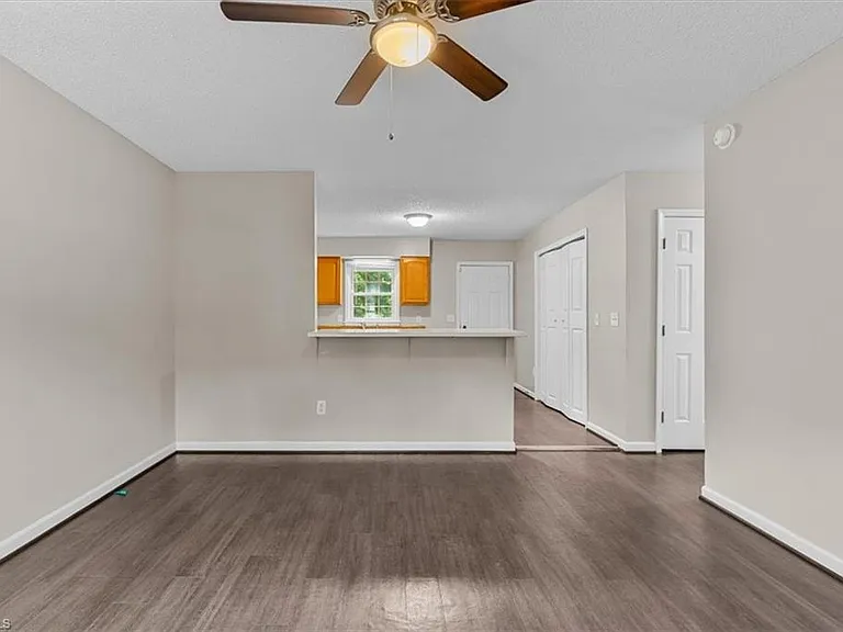1307 Pearson St — Photo 4