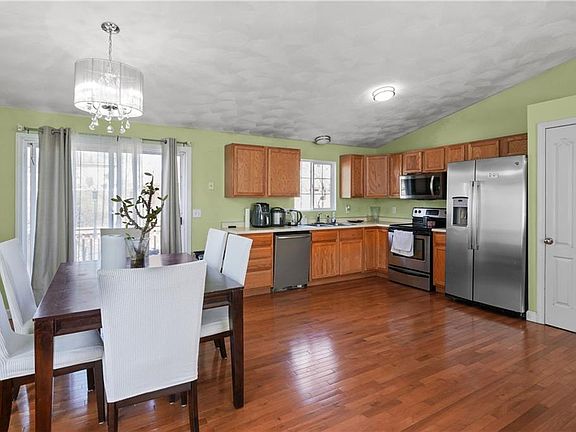 4th image of 115 Hillwood St