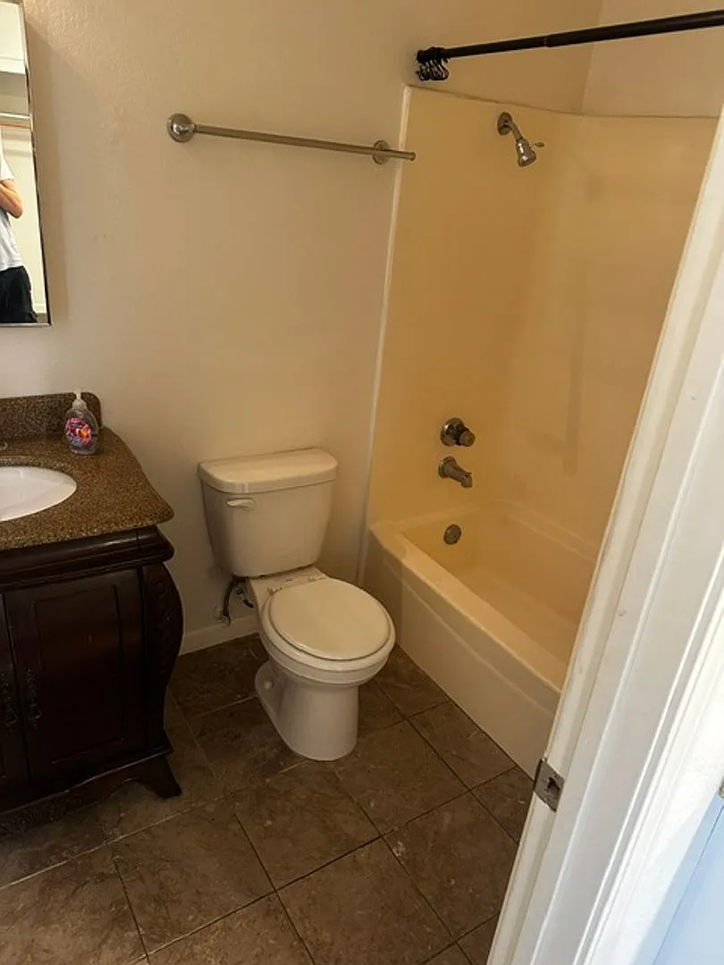 Freshly Renovated Studio Apartment w/ Utilities Included! — Photo 3
