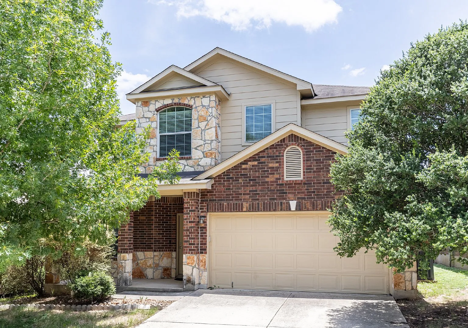 4 bed, 2.5 bath, 2844 sqft, $2,195 — Photo 1