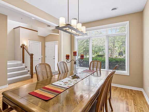 4th image of 519 Willoughby Way W