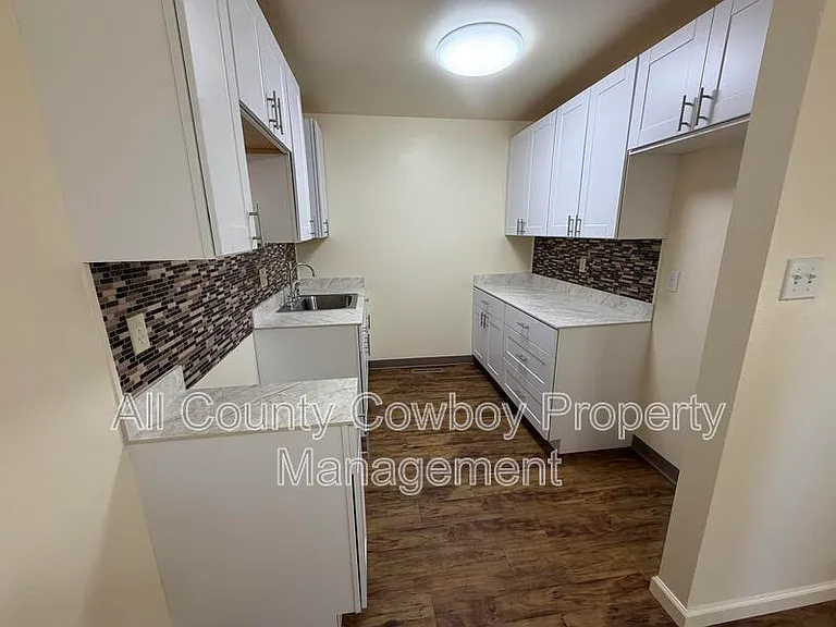 1015 E 8th St — Photo 3