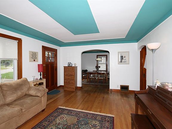 3rd image of 826 W Seymour Ave
