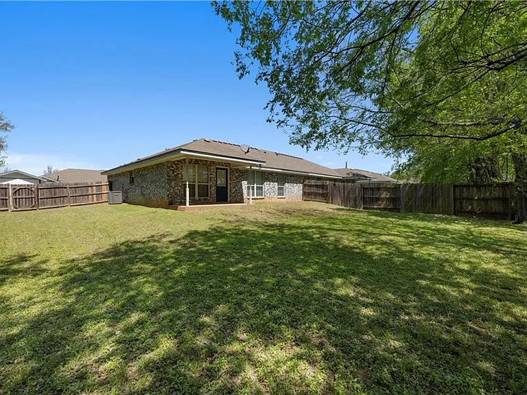 860 N Lacy Dr — Photo 12