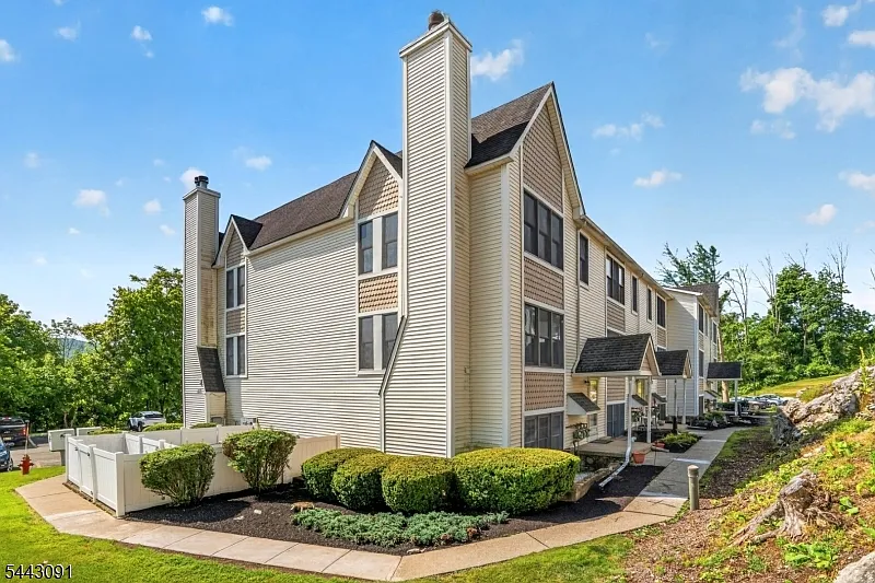 2 bed, 1.5 bath, $2,200 — Photo 3