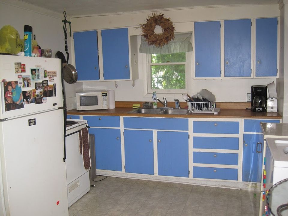 Large Kitchen w/ Lots of storage