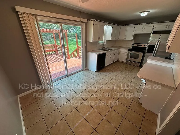 424 NE Lakeview Dr — Photo 8