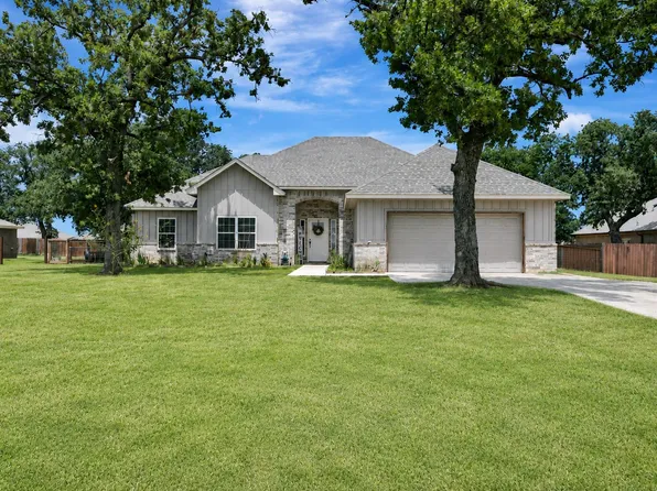 917 E 3rd St, Springtown, TX 76082