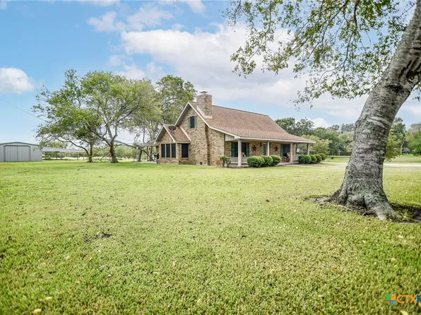 679 Royal Rd, Port Lavaca, TX 77979