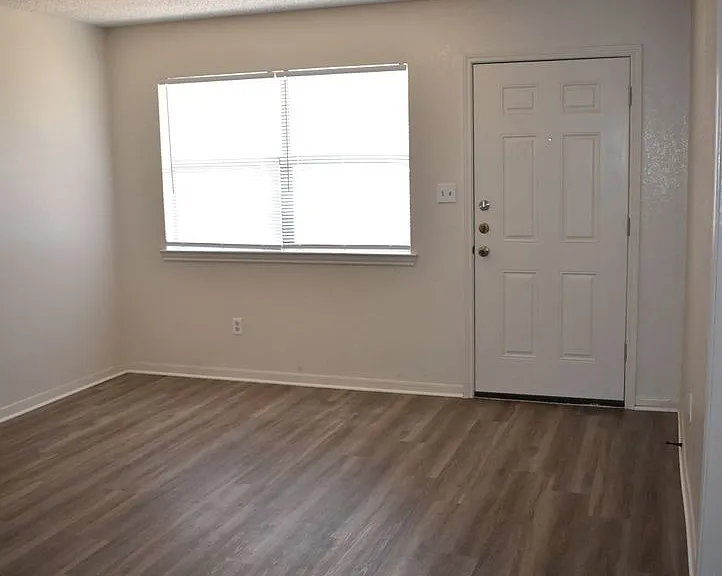 221 W Robin Ln — Photo 5