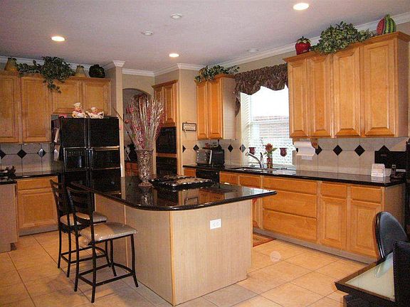 3rd image of 5806 Parkdale Ct