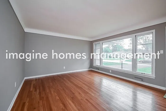 3 bed, 1.0 bath, 1086 sqft, $1,989 — Photo 3