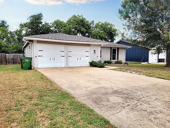 3rd image of 900 Cactus Dr