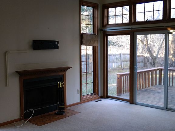 Living room w Fireplace