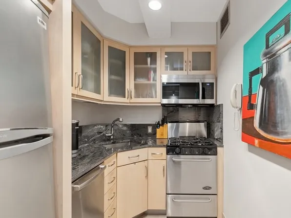 205 East 63rd Street 5H image 3 of 5
