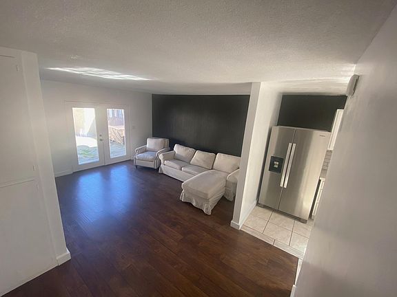 3rd image of 1211 E Altadena Dr