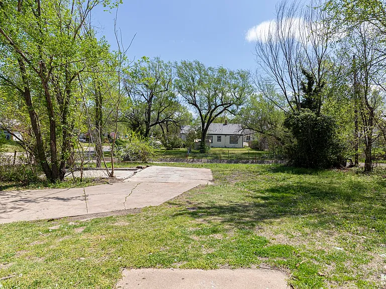 654 N Glendale St — Photo 23